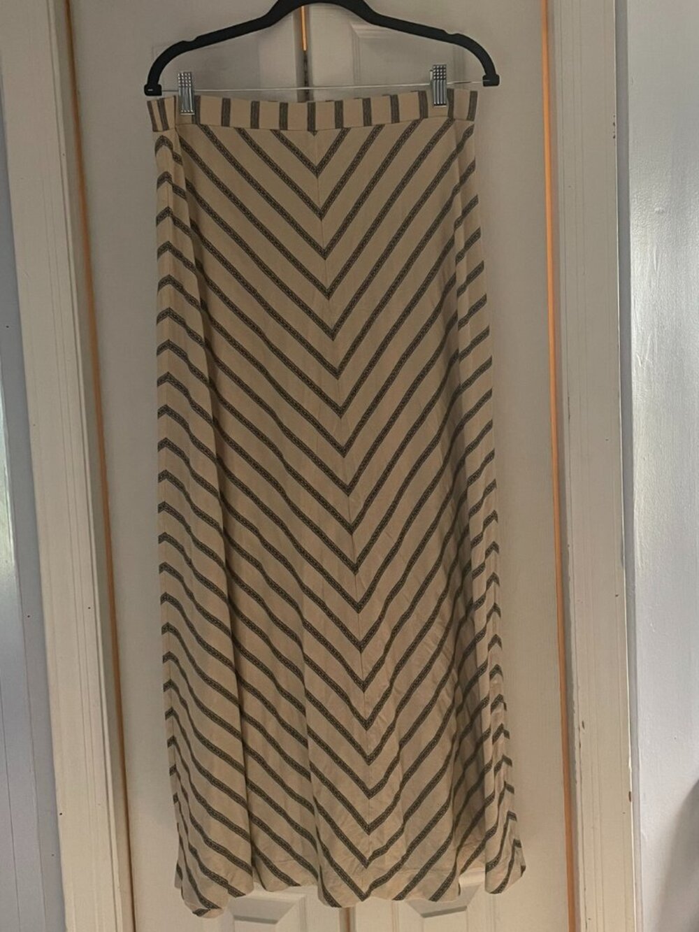 LOFT Knit Maxi Skirt Size Medium Cream Black Lace Chevron Stripe
